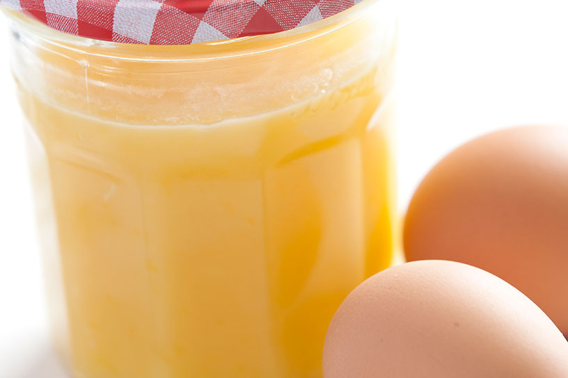 Citroenpasta in een jampotje met twee eieren ernaast